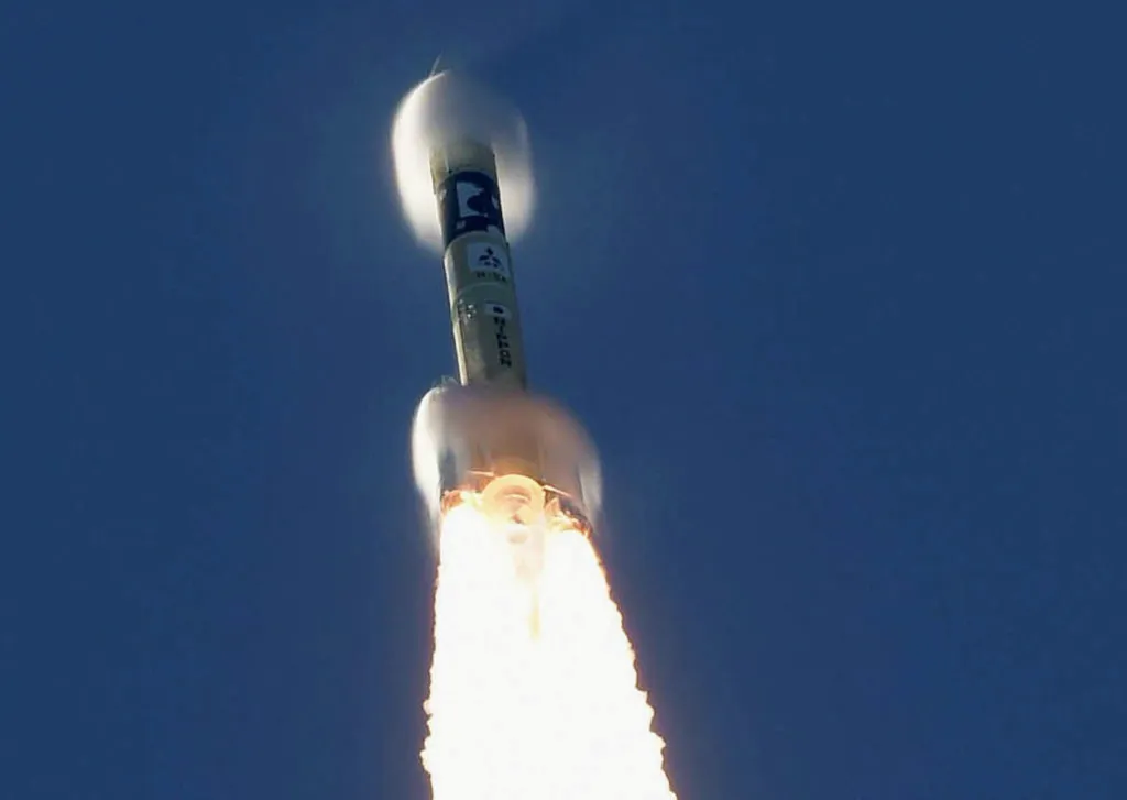 Start japonské kosmické rakety H-IIA z centra vesmírných letů Tanegashima. Raketa s sebou nese monitorovací zařízení k planetě Mars