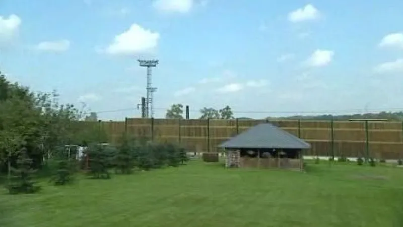 Stěna oddělující železnici od rodinných domů