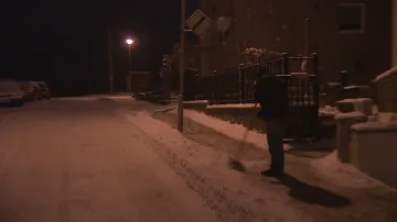 Obyvatelé Ivančic s úklidem sněhu dobrovolně pomáhají