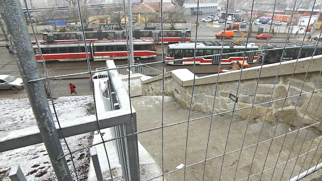 Schody zatím blokují mříže