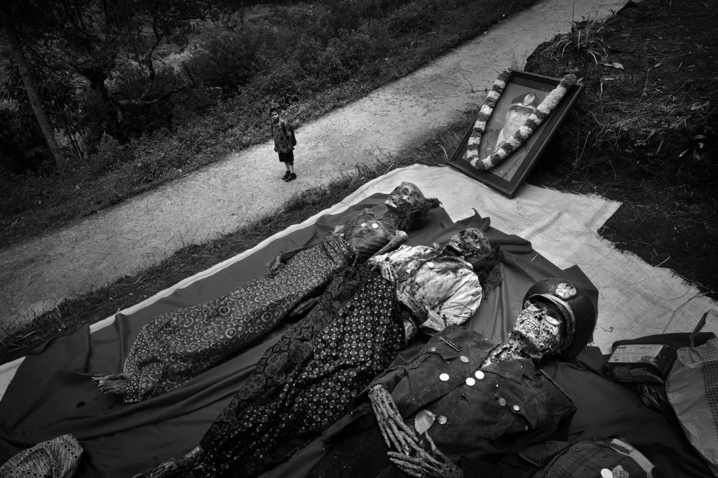 Ve vesnici Tandung se každoročně po sklizni rýže v srpnu konají ceremoniály „čištění těl“. Lidé vynesou rakve z hrobů, otevřou je a mumie očistí, vysuší na slunci a vymění jim oblečení.