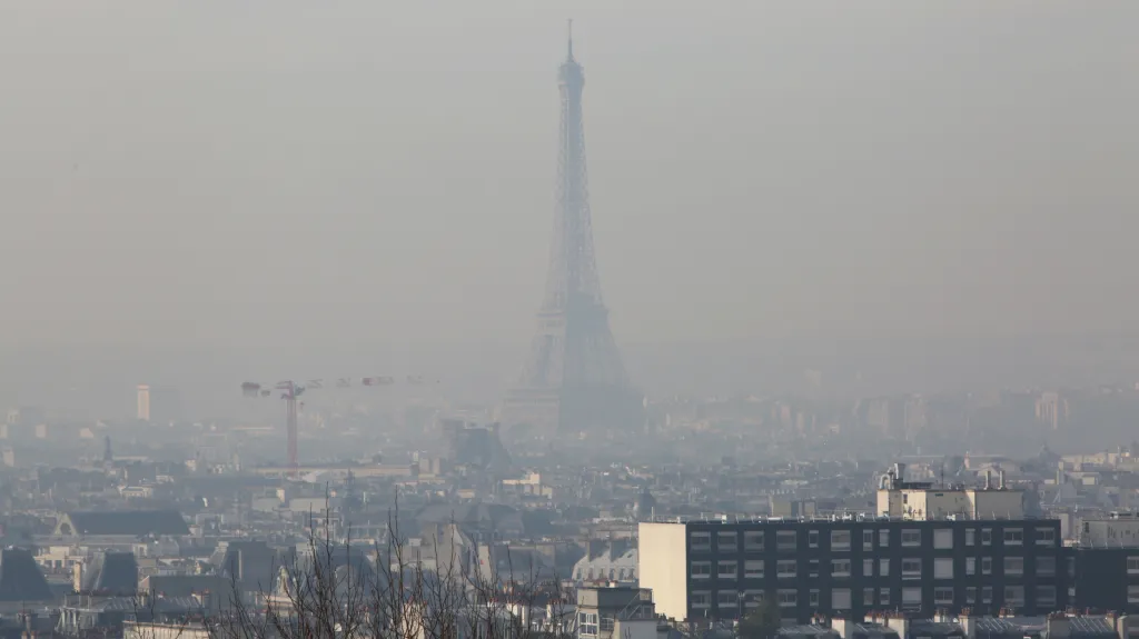 Paříž pod příkrovem smogu