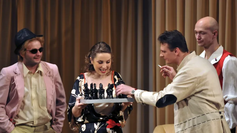 Deset malých černoušků jako divadelní hra A pak už tam nezbyl ani jeden (Moravské divadlo Olomouc)