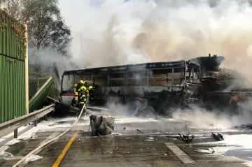 Po tragické havárii autobusu vězeňské služby se podařilo obnovit provoz na Pražském okruhu