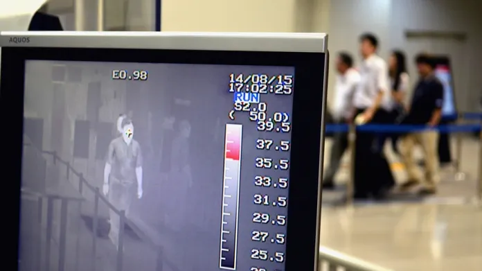 Teplotní screening cestujících v Japonsku - podobná opatření chystají i USA