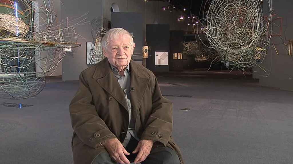 Karel Malich uprostřed expozice v Jízdárně Pražského hradu