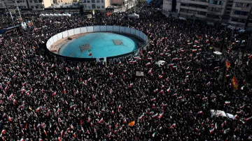 Shromáždění příznivců nového íránského duchovního vůdce Modžtaby Chameneího