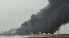 Kouř stoupá z místa izraelského útoku v přístavu Hudajdá