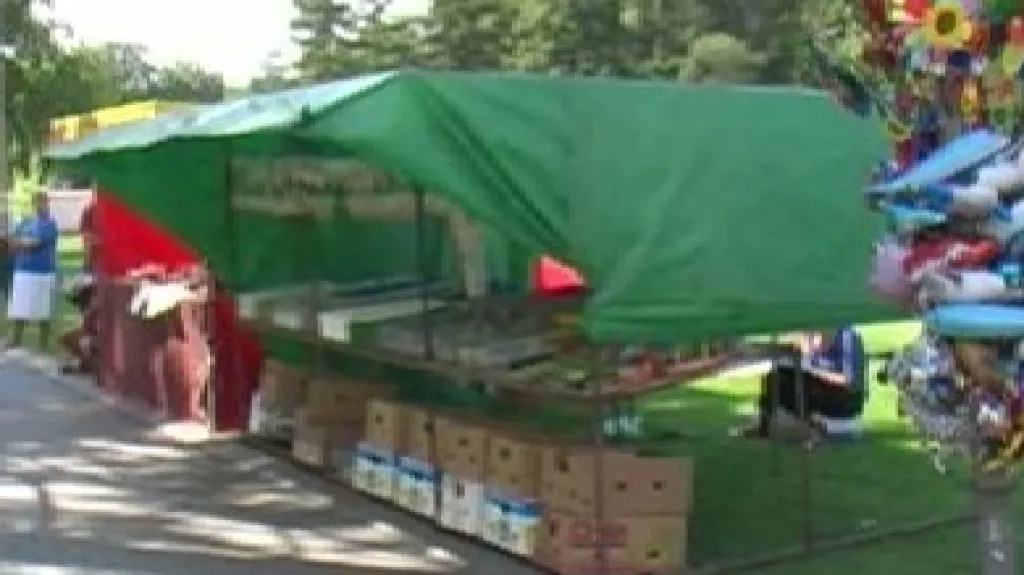 Stánky na březolupské pouti