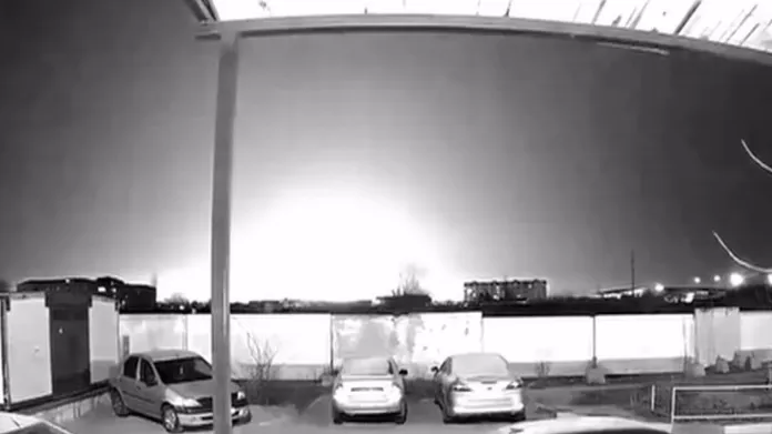 Snímek z videa, které údajně zachycuje výbuch na letišti Engels