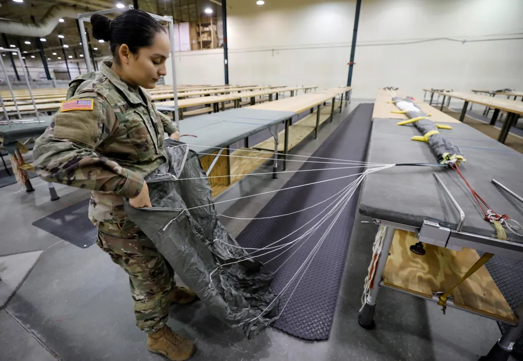 Příprava výsadku 82. výsadkové divize americké armády během cvičení v Kolumbii
