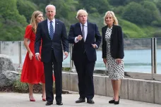 Neohrozte mír v Severním Irsku, varoval Biden Johnsona při první návštěvě Evropy