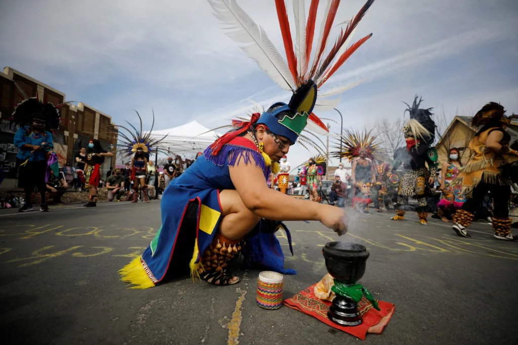 Taneční skupina Kalpulli Ketzalcoatlicue vystoupila na náměstí George Floyda během festivalu „People Love Power Love“ v Minneapolis v Minnesotě. Taneční skupina se snaží prezentovat veřejnosti tance a zvyky původní civilizace Aztéků