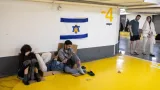 Lidé v Tel Avivu se ukrývají v podzemních garážích