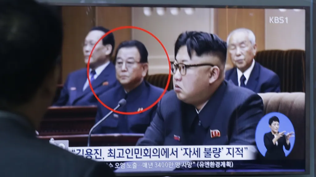 Severokorejský vůdce (vpravo) v pozadí s Kim Čong-činem