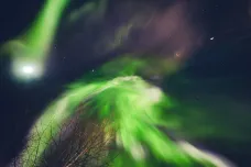 Lovce světla přitahuje tanec severní záře. Laponsko je pro ně zemí zaslíbenou