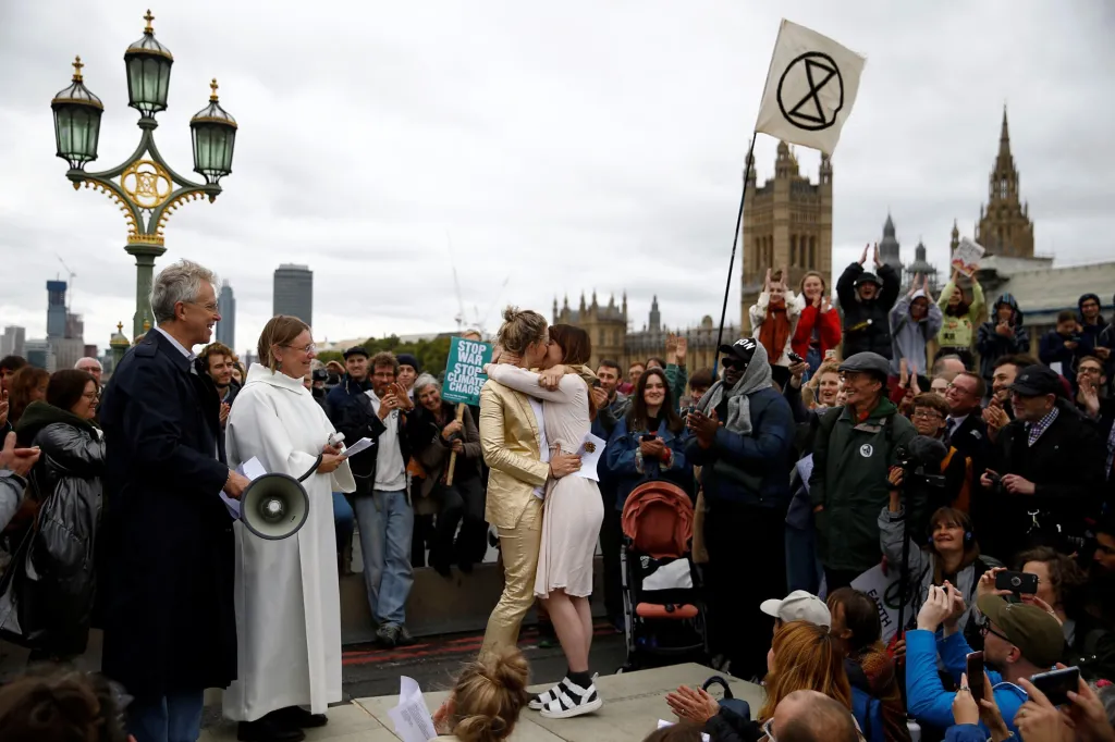 Pár se nechal oddat během londýnských protestů proti vyhynutí (7. října 2019)