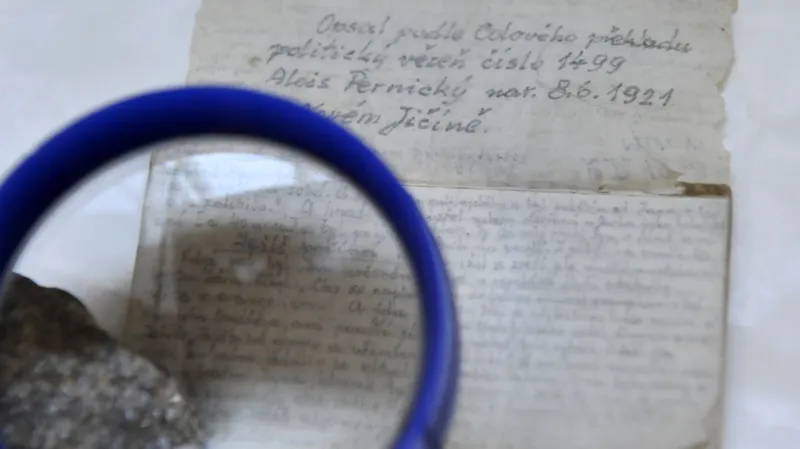 Přepis z bible na cigaretový papírek