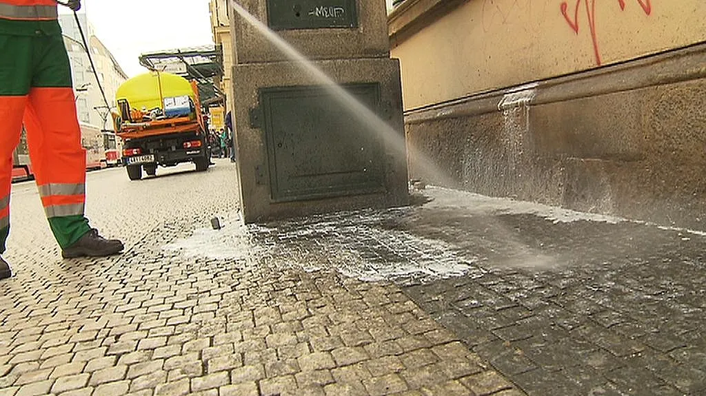 Zapáchající místa se čistí směsí vody a chloru s parfémem