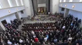 Zaplněná smuteční síň strašnického krematoria