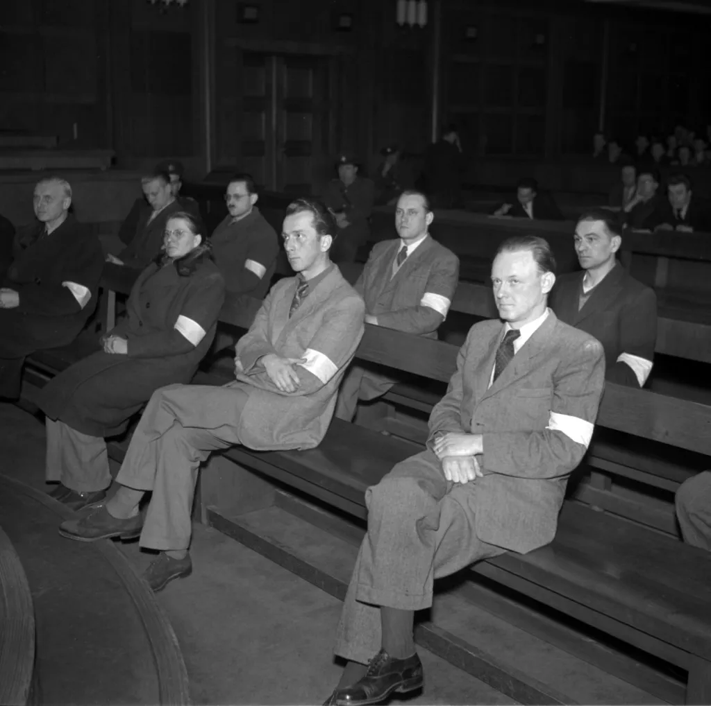V roce 1950 se v souvislosti se změnou vládního systému rozhořely politické pocesy. Před státním soudem v Praze byl ve čtvrtek 2. března 1950 zahájen proces se skupinou údajných zrádců a „rozbíječů republiky“ kolem bývalého zaměstnance firmy Baťa v Nizozemsku a pozdějšího ředitele Československo-holandské společnosti v Praze