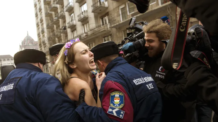 Proti Putinově návštěvě v Budapešti protestovala členka hnutí Femen