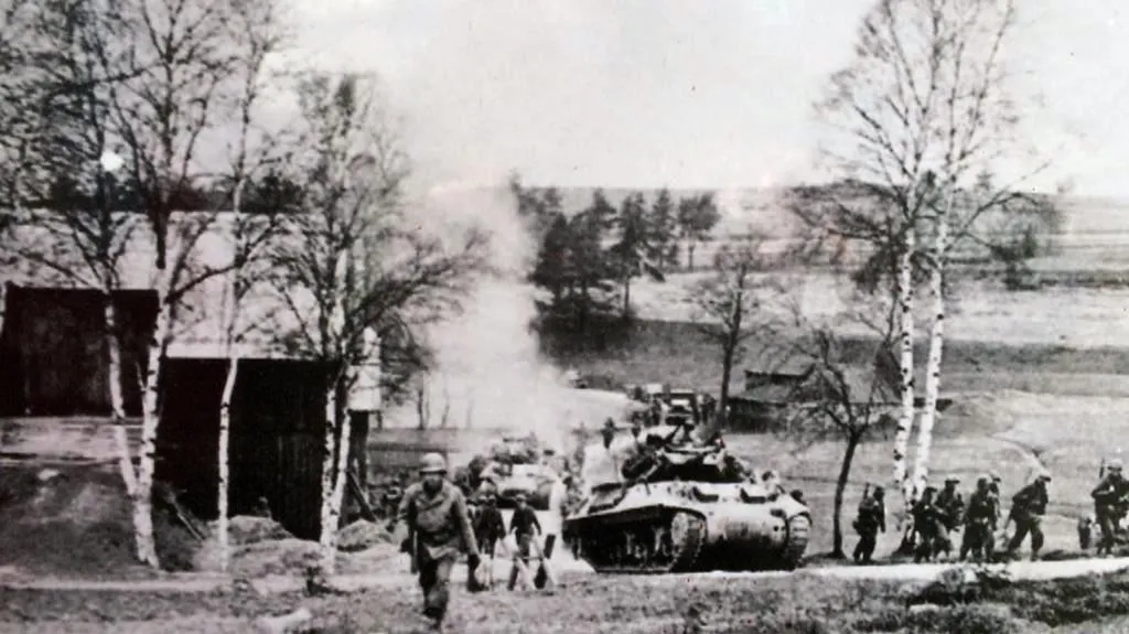 Američtí vojáci při vstupu do Sudet v dubnu 1945
