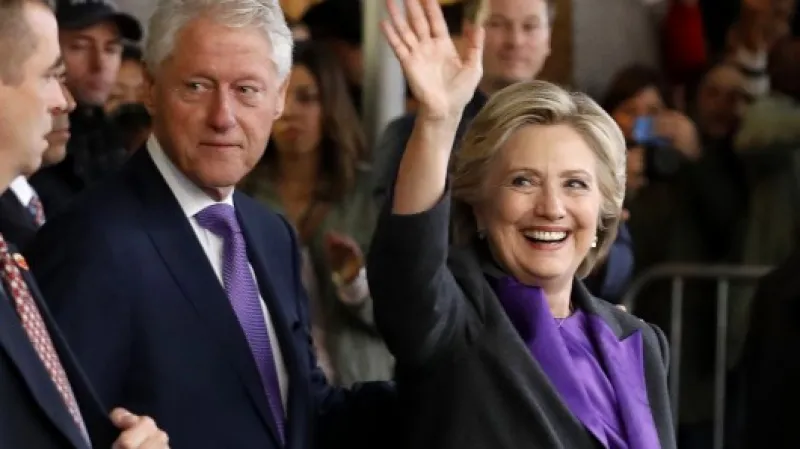 Clintonová přichází po mnoha hodinách okomentovat výsledky voleb