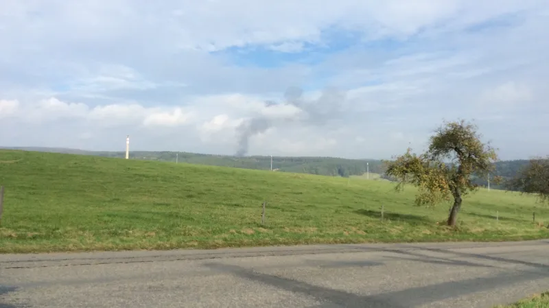 Dým nad areálem je vidět i z několik kilometrů vzdáleného Slavičína