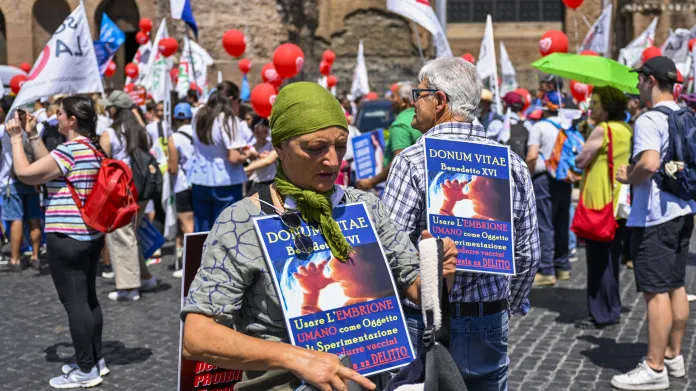 Aktivisté se účastní pochodu organizovaného italským hnutím pro život proti potratům nazvaného „Národní pochod pro život“. (Marcia nazionale Scegliamo la Vita) 21. května 2022 v centru Říma.