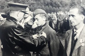 Jan Hronek se stal ve 14 letech partyzánskou spojkou. Rodiče mu nebránili, i oni pracovali pro odboj