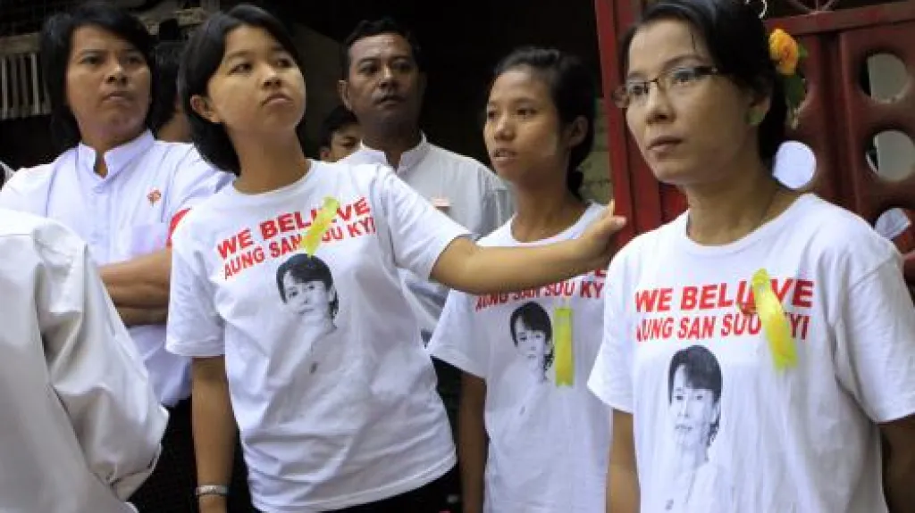 Příznivci opoziční barmské strany NLD