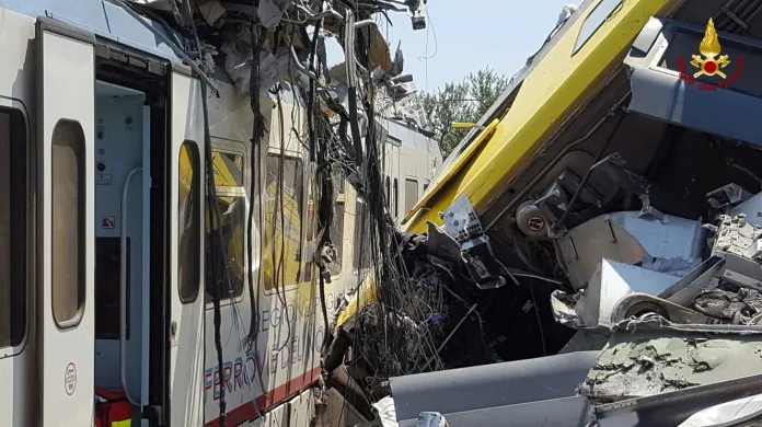 Následky srážky vlaků na jihovýchodě Itálie