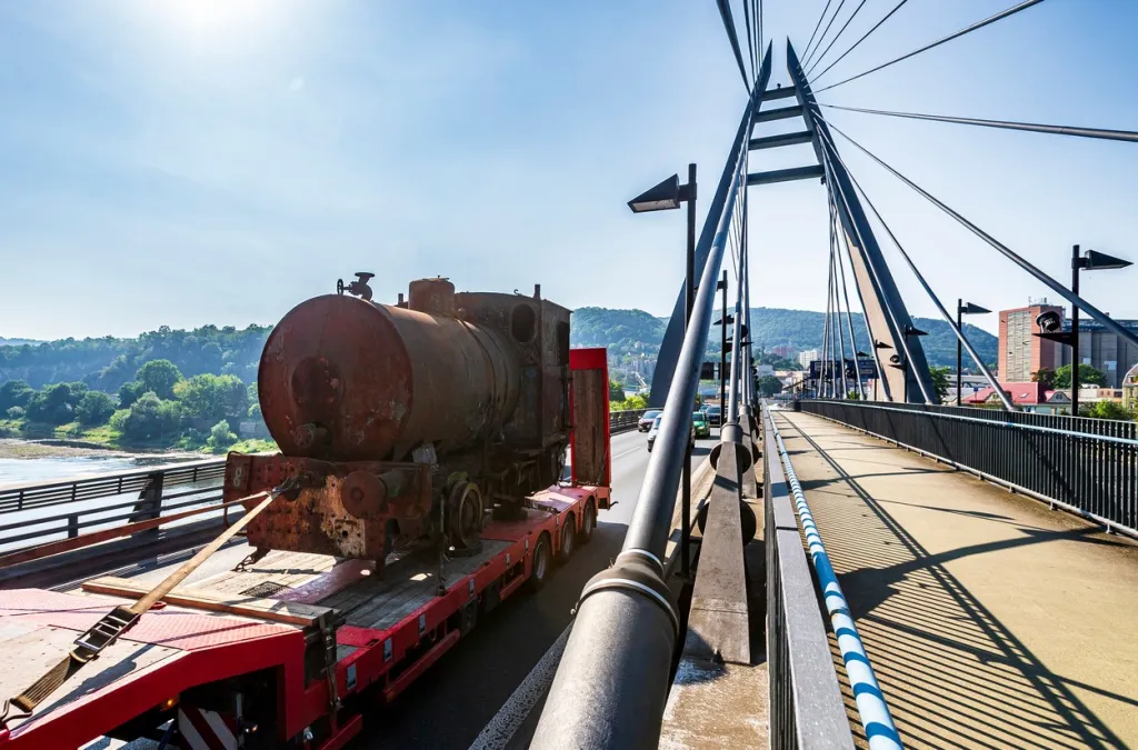Lokomotivu převáží do depozitáře Muzea města Ústí nad Labem