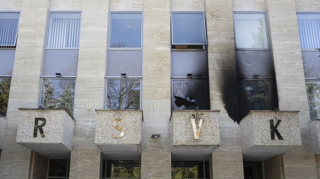 Ruský dům v Praze po útoku zápalnými lahvemi (27. března 2026)