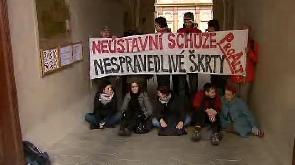 Protestanti blokují vchod do senátu