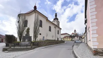 Mezi významné brtnické památky se řadí  kostel sv. Jakuba Většího (vlevo) a kostel blahoslavené Juliány Collalto (vpravo).
