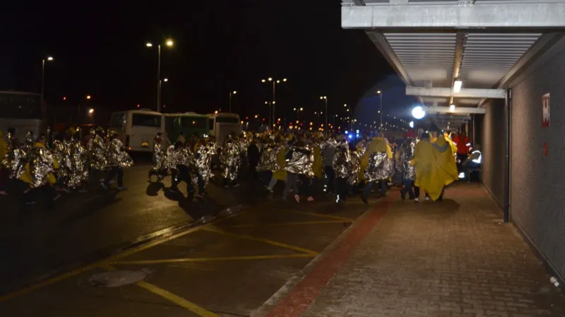 Kvůli požáru muselo být evakuováno zhruba 2200 osob, část z nich se ale brzy vrátila zpátky