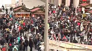\"Zamrzlé\" zástupy lidí na náměstí Svobody v Brně