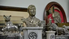 Nacistické artefakty zabavené v domě sběratele umění v Buenos Aires (2017)