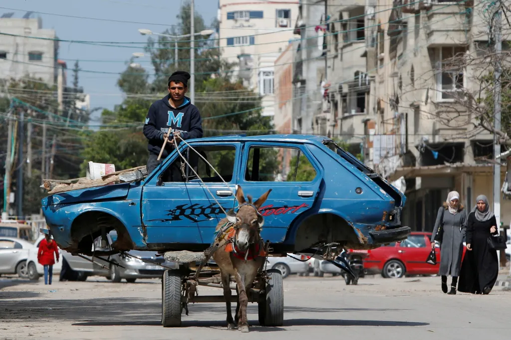 Do palestinského Pásma Gazy ještě protivirová opatření nedorazila. Mladý muž odváží karoserii automobilu k sešrotování