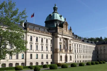 Odbory ve Strakově akademii vyhlásily na pátek stávku