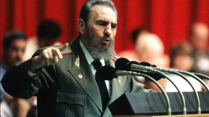 Fidel Castro při projevu na sjezdu v roce 1997