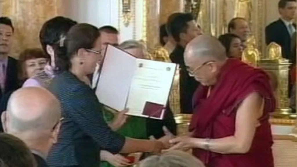 Dalajlama přebírá čestné občanství Varšavy