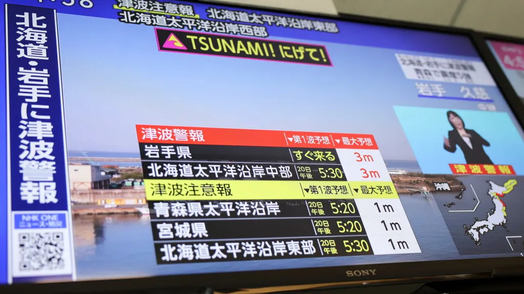 Televizní vysílání varující před tsunami v Japonsku (20. 4. 2026)