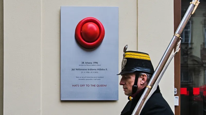 Nová pamětní deska v Brně připomíná návštěvu královny Alžběty II. z roku 1996