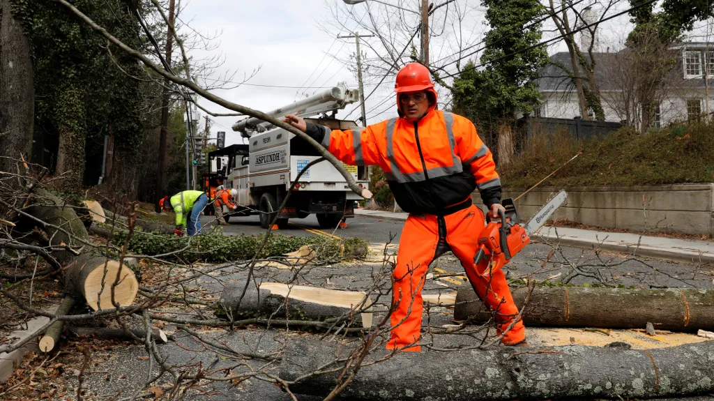 Silný vítr lámal stromy a komplikoval dopravu