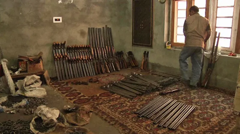 Tradiční výroba zbraní v Kašmíru