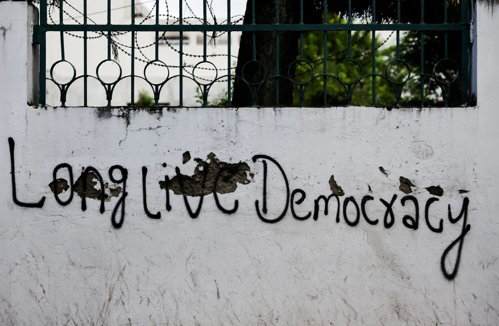 Nápis „Ať žije demokracie“ na zdi nepálského parlamentu. Protestující upozorňovali na korupci v tamní vládě