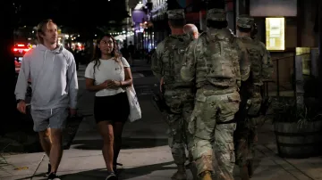 Příslušníci Národní gardy nosí své zbraně při hlídkování ve Washingtonu, 25. 8. 2025